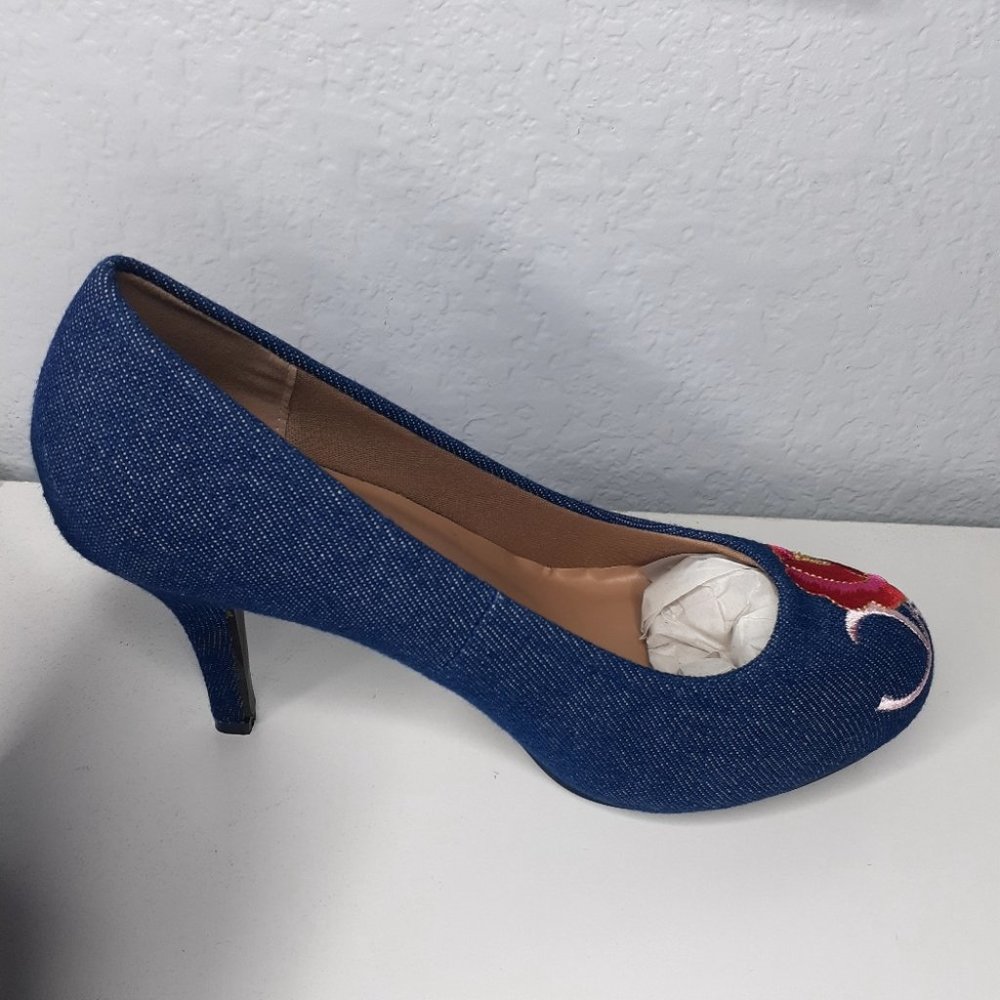 New Embroidered heel - Picture 3 of 10